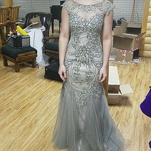 Mac Duggal size 4